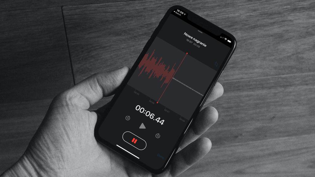 Smartfon z dyktafonem jako pierwsze narzędzie do nagrywania własnych podcastów