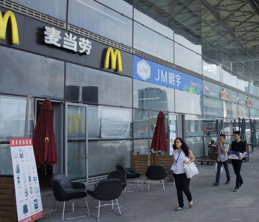 mcdonalds nie musi płacić za reklamy, żeby przyciągnąć do siebie turystów – przyciąga ich bezpieczeństwo